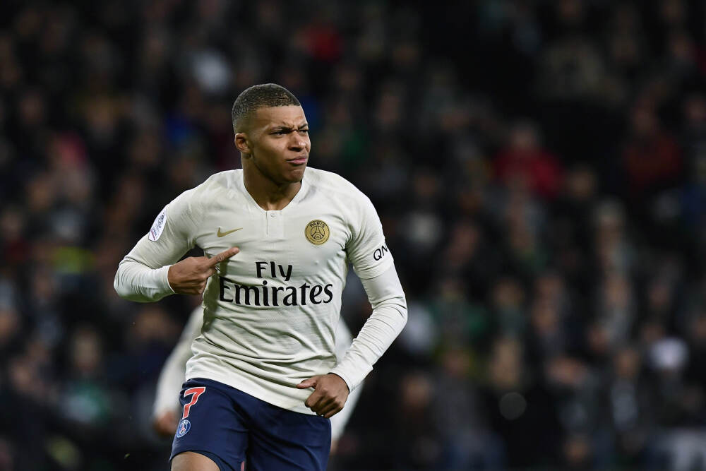 从“穿着”到“共生”，武职大服装毕业秀探索数字时代服饰新美学